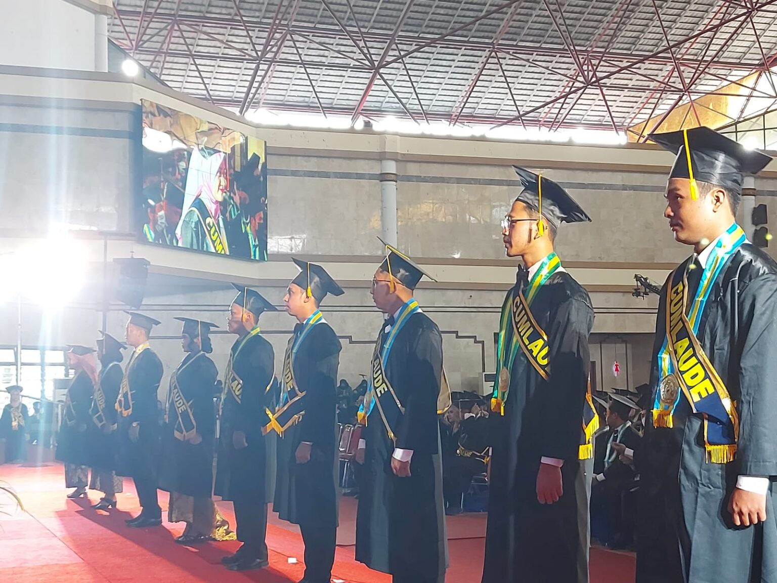 Persen Wisudawan Upn Veteran Yogyakarta Periode Iv Lulus Dengan Predikat Cumlaude