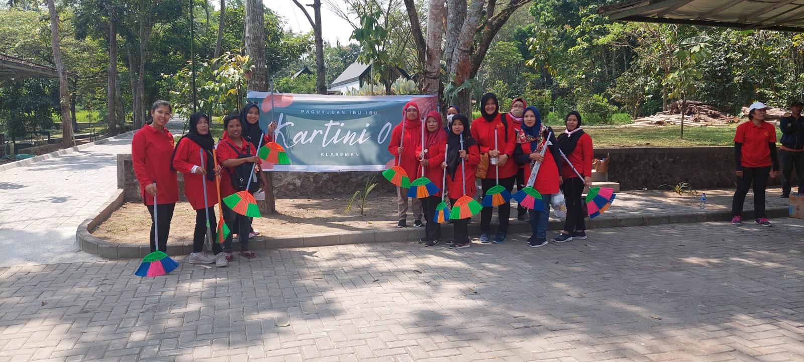 Para Ibu RT 06 Klaseman Ikuti Lomba di Laboratorium Alam SMA De Britto