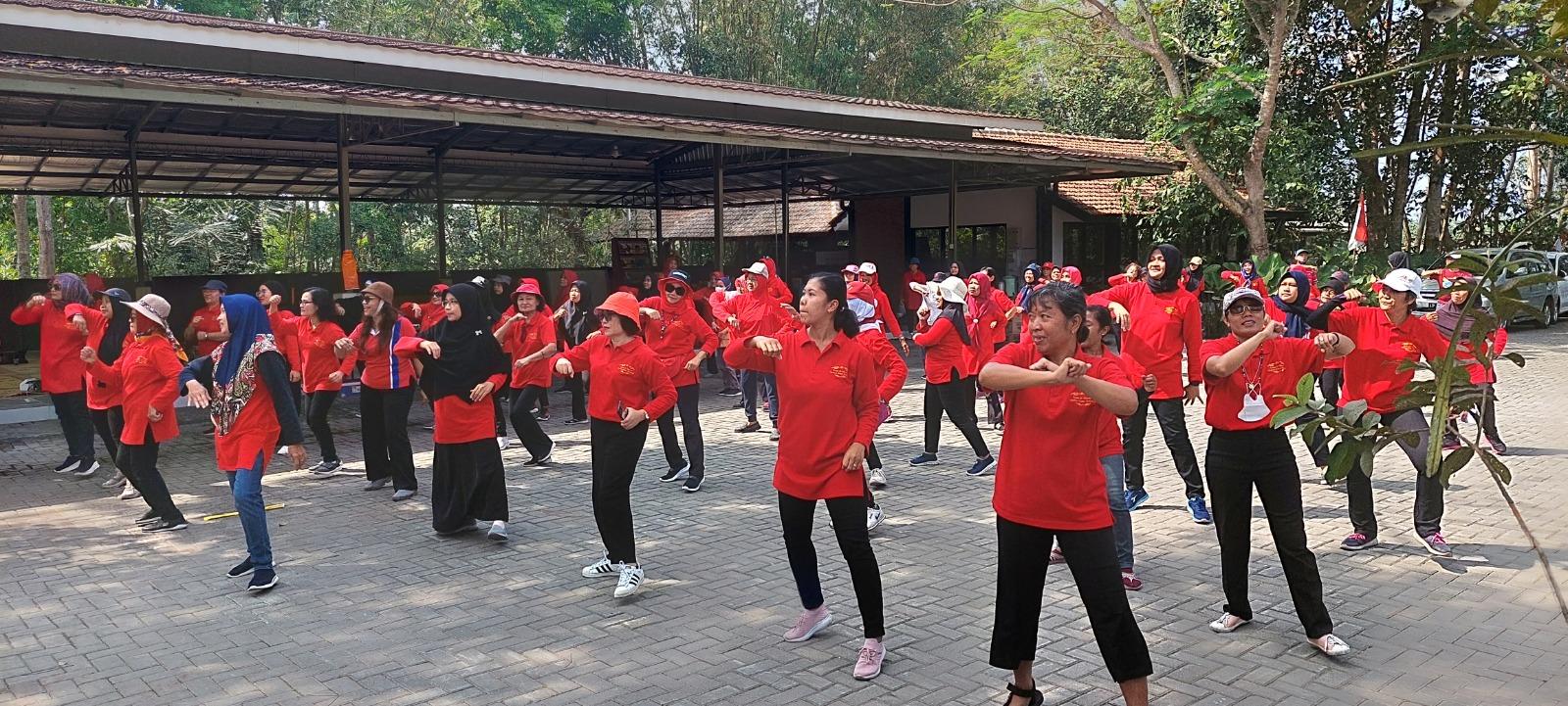 Para Ibu RT 06 Klaseman Ikuti Lomba di Laboratorium Alam SMA De Britto